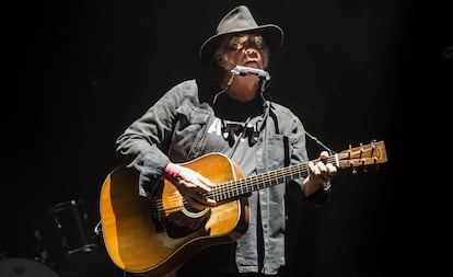 Neil Young durante un concierto en Escocia.