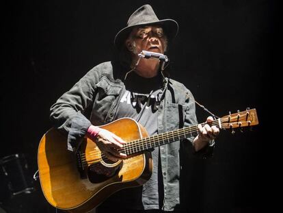 Neil Young durante un concierto en Escocia.