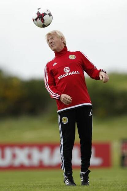 Gordon Strachan juega con la pelota durante un entrenamiento de Escocia el pasado lunes.