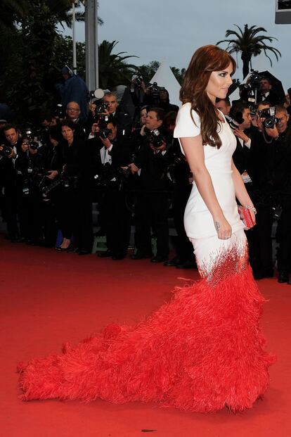 Cheryl Cole ha querido emular esta noche a Paz Vega y ha escogido un vestido de Stéphane Rolland, de la misma colección y silueta parecida al que eligió la española el viernes. 