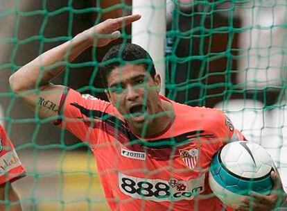 Renato celebra el primer gol del Sevilla.