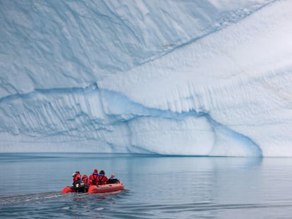 Una zódiac recorriendo Scoresby Sund, en el este de Groenlandia.