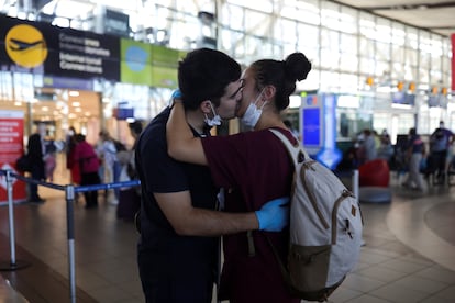 Um casal se beija no aeroporto de Santiago, no Chile.