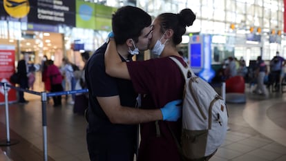 Um casal se beija no aeroporto de Santiago, no Chile.