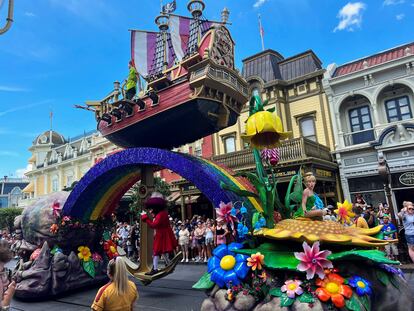 Desfile en el parque temático Walt Disney World Magic Kingdom en Orlando (Florida).