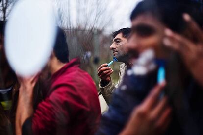 A pesar de la represión policial que reciben los migrantes en lugares como Serbia o Croacia, encuentran una luz milagrosa gracias al trabajo de los voluntarios de la zona.