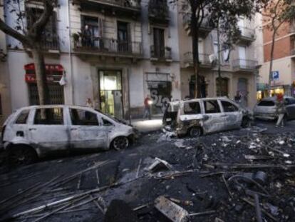 La peor parte de los altercados del miércoles en Barcelona se la llevó un tramo de la calle de Roger de Flor que está a un paso de una gasolinera