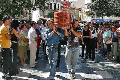 Allegados de Celia Victoria F. S. llevan el ataúd a la parroquia Santa María de La Bañeza (León).