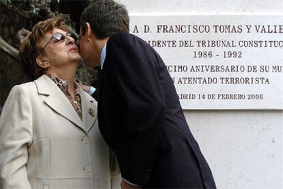 Rodríguez Zapatero saluda a la viuda de Tomás y Valiente, Carmen Lanuza, durante el homenaje realizado hoy.