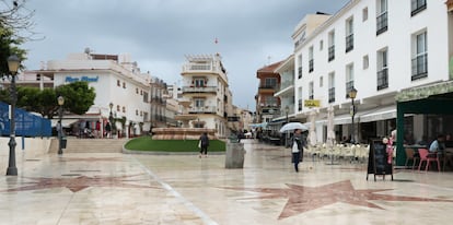 Una plaza de Torremolinos durante un día de lluvia.