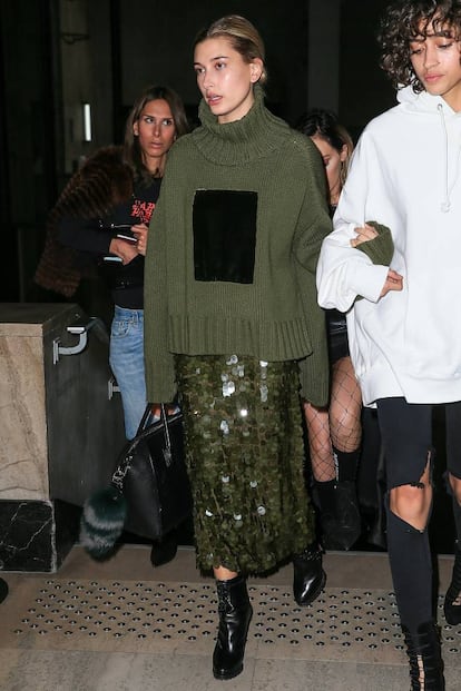 La it girl Hailey Baldwin en el desfile de Off-White en París.