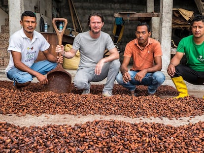 Santiago Peralta (el segundo por la izquierda) fundador de chocolates Pacari, junto a tres agricultores de Ecuador.