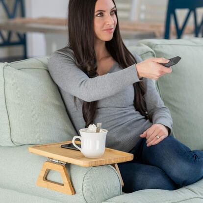 Artículo de EL PAÍS Escaparate que describe las bandejas para el sofá con mejor relación calidad-precio