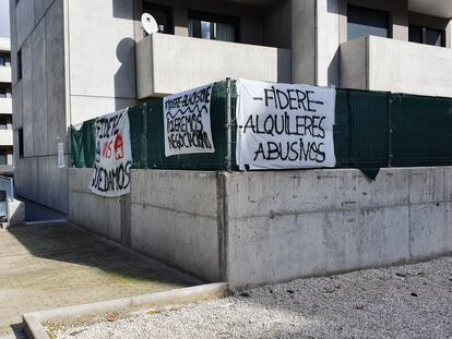 Algunas de las pancartas que los vecinos de Torrejón colocaron en la urbanización.