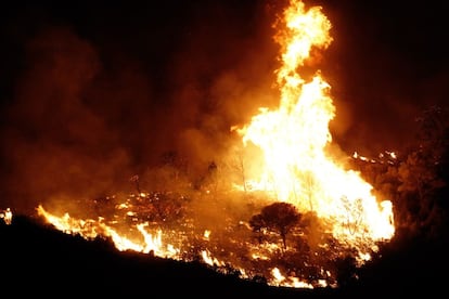 El monte cercano a Pedralba envuelto en llamas alimentadas por el fuerte aire en la zona y la sequía estival. Ya trabajan unos quinientos efectivos terrrestres y 14 medios aéreos.