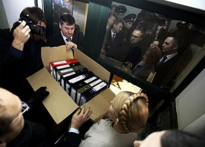 La primera ministra ucrania, Yulia Timoshénko, muestra las pruebas que acompañan el recurso por fraude electoral.