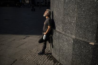 Un hombre sin mascarilla en el centro de Madrid. Sindicatos, asociaciones y sociedades médicas muestran prudencia y reticencias ante la retirada parcial de las mascarillas en espacios abiertos desde este sábado.