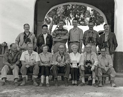 La legendaria 'Doñana expedition' de 1957, en la puerta del palacio de Doñana. Entre ellos, el famoso fotógrafo Eris Hosking, los ornitólogos James Fergusson y Guy Mounfort, y personalidades como Julian Huxley, Max Nicholson y lord y lady Alanbrooke, así como José Antonio Valverde y Mauricio González Gordon.