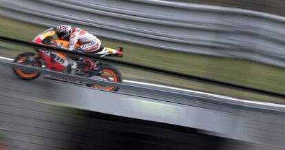 Marc Márquez, reflejado en unos de los cristales del circuito.