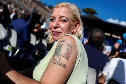 Una asistente al mitin muestra su tatuaje con el lema: "100 % italiana", este jueves en Roma.