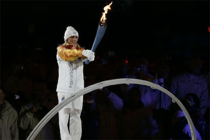 La ex esquiadora italiana de fondo Stefania Belmondo ha sido la encargada de encender el pebetero en el Estadio Olímpico. Ha sido la última de los 10.001 portadores que, desde el pasado 8 de diciembre, han llevado la llama olímpica por toda Italia.