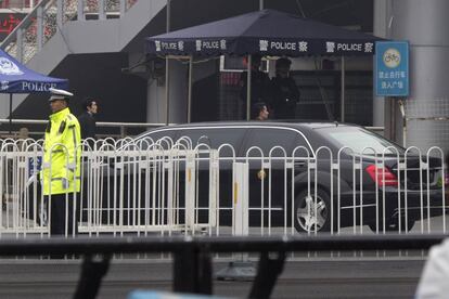 Uma limusine que, imagina-se, esteja transportando uma delegação norte-coreana percorre a avenida Changan de Pequim. A suposta visita, da qual não se tem confirmação oficial, ocorre no contexto de tímida reaproximação entre as Coreias e do aceno do regime norte-coreano para conversas com os Estados Unidos.