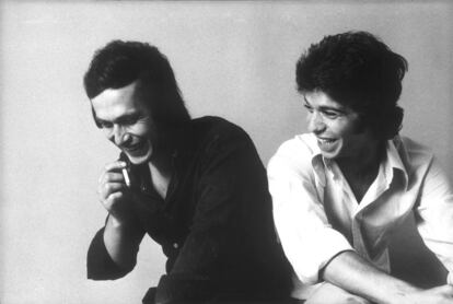 La amistad entre Paco de Lucía y Camarón de la Isla (derecha), dos de los músicos más significativos de la música española, dio lugar a nueve discos conjuntos entre 1969 y 1977. Esta fotografía de los artistas fue tomada a finales de los setenta.