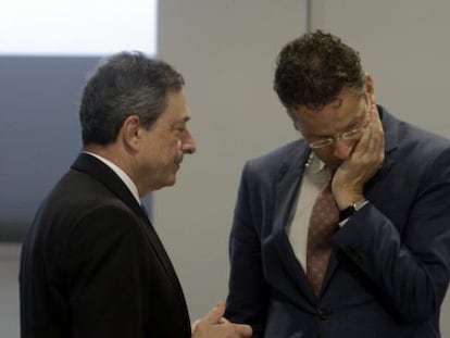 El presidente del Banco Central Europeo (BCE), Mario Draghi (i), habla con el presidente del Eurogrupo, Jeroen Dijsselbloem.