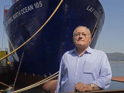 Manuel Rodríguez, presidente de Rodman Metalships, con el último buque construido en su astillero. / LALO R. VILLAR