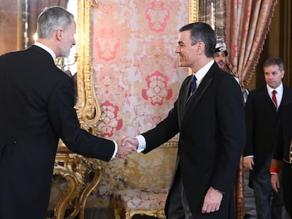 El Rey saluda al presidente del Gobierno, Pedro Sánchez , a la derecha, a su llegada a la tradicional recepción al cuerpo diplomático.