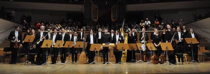 La orquesta saluda al final del concierto.