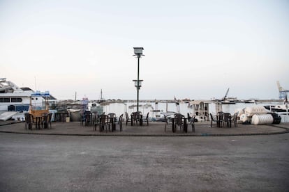 La crisis económica y la pandemia vacían los pequeños restaurantes en el puerto de Trípoli en el ramadán, mes de ayuno musulmán, otros años abarrotados de gente a la hora del iftar, la de ruptura del ayuno.