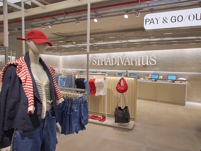 Interior de la renovada tienda de Stradivarius en la Gran Vía de Madrid.