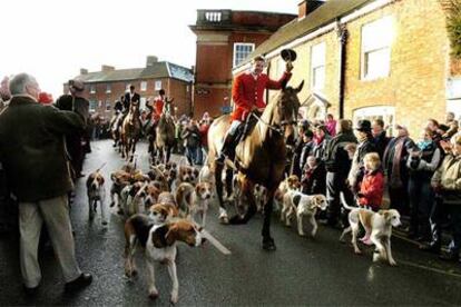 Los cazadores y sus perros salen a la caza del zorro aclamados por la multitud en Market Bosworth.