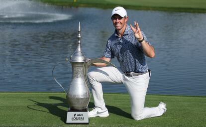 McIlroy, con el trofeo.