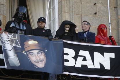 El alcalde de Santiago, Ángel Currás, junto a personajes de la saga, en el balcón del Ayuntamiento