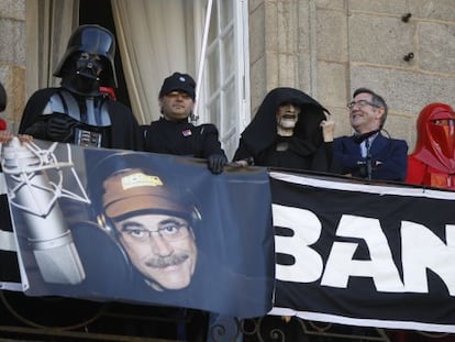 El alcalde de Santiago, Ángel Currás, junto a personajes de la saga, en el balcón del Ayuntamiento