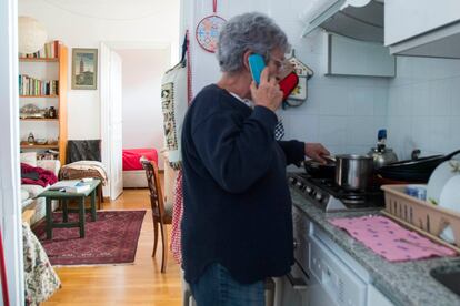 Una mujer prepara comida en la cocina de su casa.