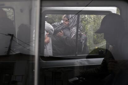 Migrantes se abrazan antes del desalojo del campamento improvisado de Calais (Francia). 