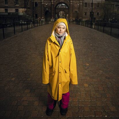 Greta Thunberg comenzó hace más de un año a manifestarse frente al Parlamento sueco contra el cambio climático (la imagen es del pasado marzo). Este 2019 su mensaje se ha hecho global. Fridays For Future se convirtió en el símbolo de las exigencias de toda una generación. La joven de 16 años habló en septiembre en Naciones Unidas y en diciembre participó en la Cumbre del Clima de Madrid.
 