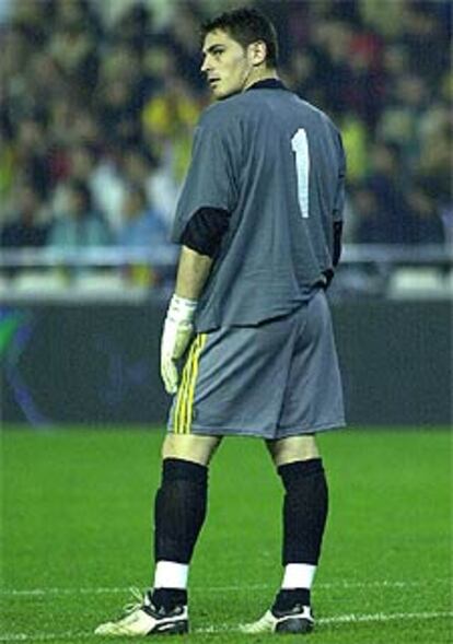 Iker Casillas mira de reojo el sábado en Mestalla.