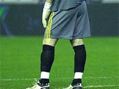 Iker Casillas mira de reojo el sábado en Mestalla.
