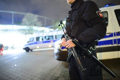 Un policía en los aledaños del estadio de Hannover donde iba a jugarse el Alemania-Holanda. El partido ha sido suspendido.