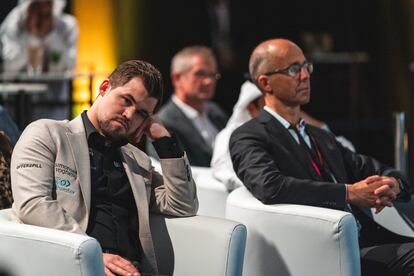 Magnus Carlsen junto a su padre, Henrik, durante la ceremonia de clausura del Mundial de Dubái, el pasado diciembre