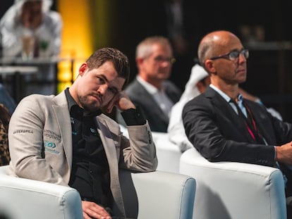 Magnus Carlsen junto a su padre, Henrik, durante la ceremonia de clausura del Mundial de Dubái, el pasado diciembre