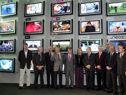 Directivos de las cadenas de televisión en un acto de impulso a la televisión digital terrestre. La mayoría de los grandes grupos de comunicación cotiza ya en Bolsa.