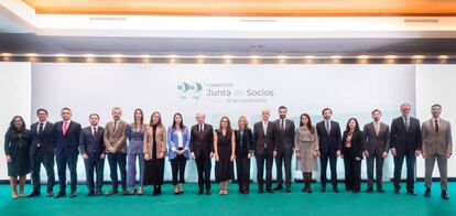 Los nuevos socios de Garrigues junto a Fernando Vives (presidente ejecutivo) y Javier Ybáñez (senior partner), en la Junta de Socios de la firma celebrada en Madrid