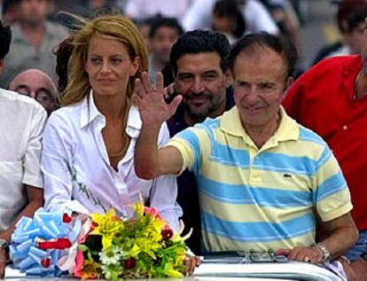 Carlos Menem, junto a su esposa, Cecilia Bolocco, durante su visita a la provincia de La Rioja.