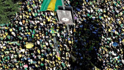 Simpatizantes del presidente brasileño Jair Bolsonaro se manifiestan este domingo en la avenida Paulista, en la ciudad de São Paulo.
