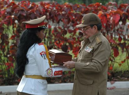 Raúl Castro sostiene una urna con los restos de su esposa Vilma Espin durante una ceremonia en Santiago de Cuba. Espín murió el 18 de junio de 2007.